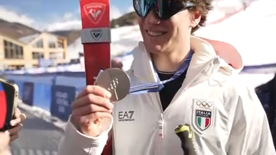 Franzoni mostra l'argento olimpico: "Questa medaglia è per Franzoso"