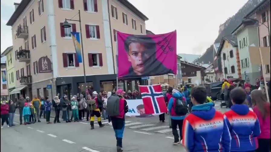 Le Olimpiadi come il carnevale: a Predazzo la sfilata pazza dei tifosi
