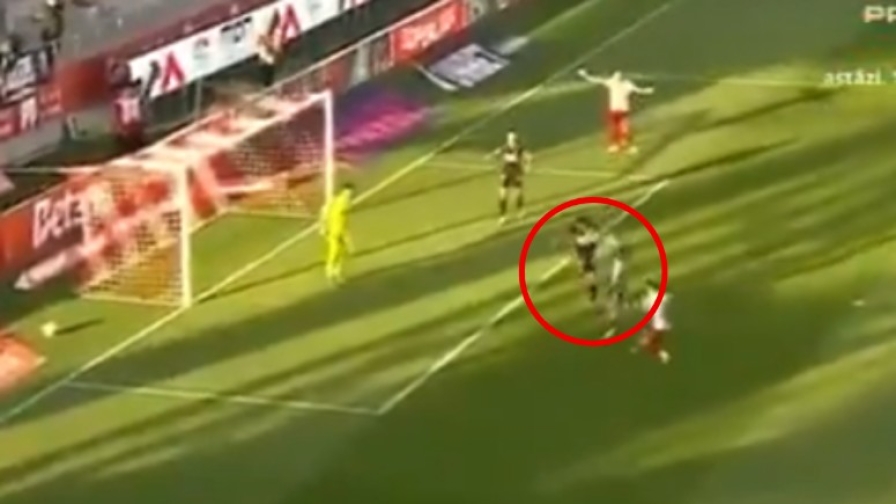 Rinvio in piena faccia e palla in rete: l'autogol è esilarante