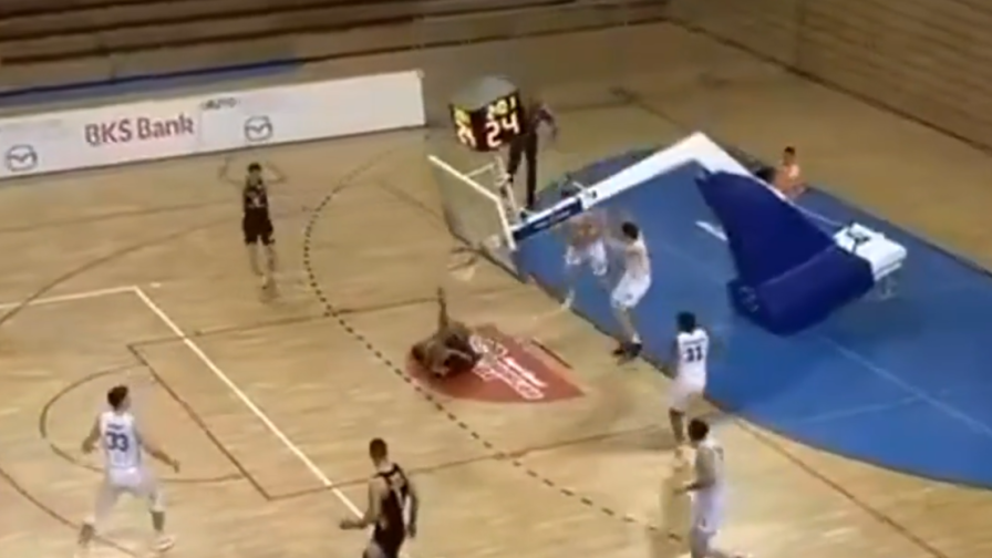 Schiaccia e il canestro gli crolla addoso: tragedia sfiorata