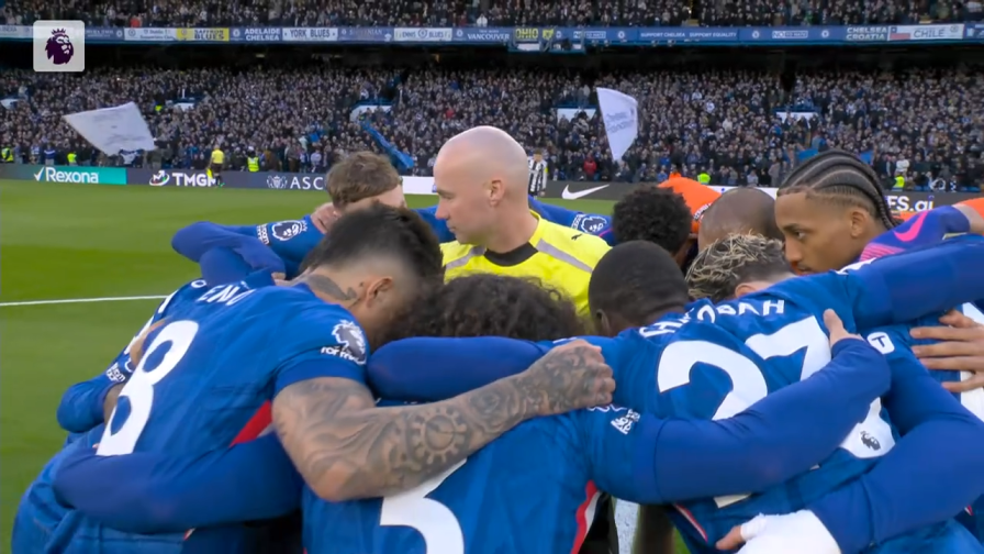 Surreale: l'arbitro al centro del cerchio del Chelsea. E Palmer...