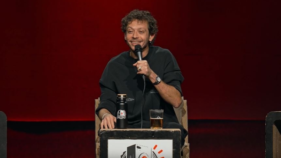 Valentino Rossi a Tintoria imita Berlusconi: "Poi però non siamo andati ad Arcore"
