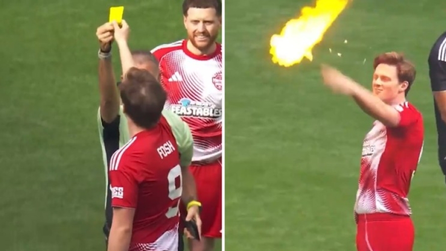 Ruba il cartellino all'arbitro e lo incendia: scena incredibile a Wembley!