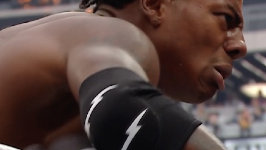 Schianta Logan Paul su un tavolo: l’assurdo esordio Wwe di Ishowspeed