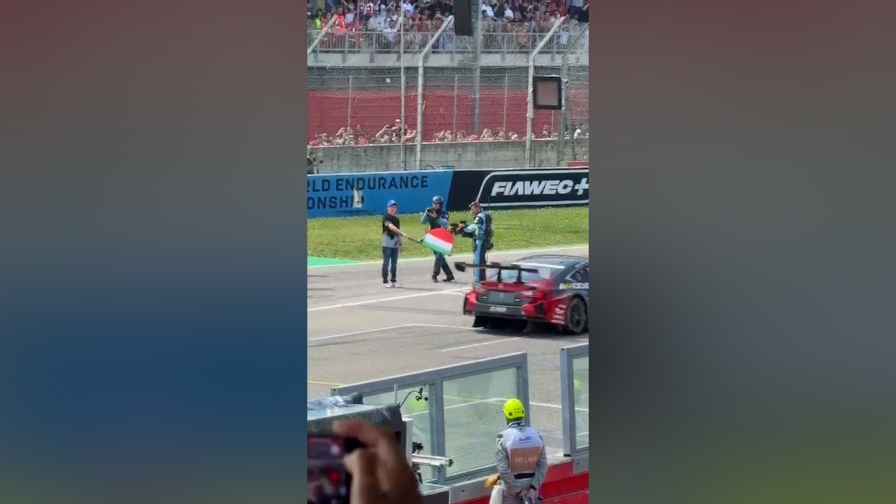 Antonelli starter vip del WEC 2026 alla 6 Ore di Imola: eccolo sventolare il tricolore al via
