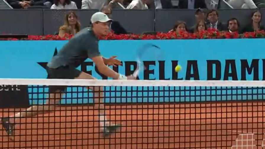 Atp Madrid, la volée di Sinner è geniale: Jodar spiazzato così a rete