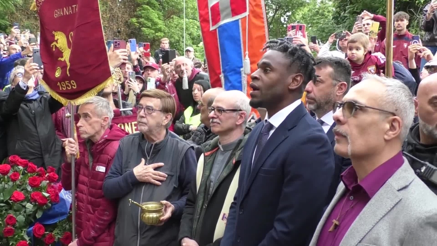 Zapata a Superga legge i nomi del Grande Torino e si emoziona