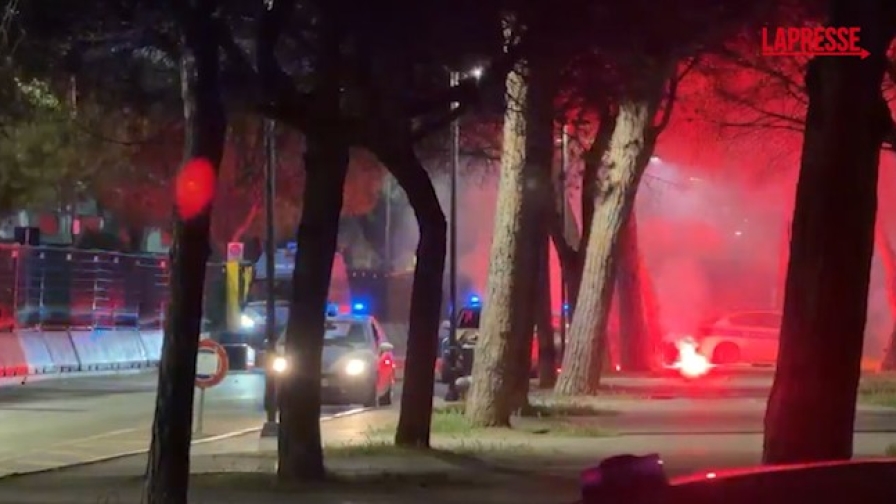 Scontri tra ultras e polizia dopo Pescara-Spezia: il video