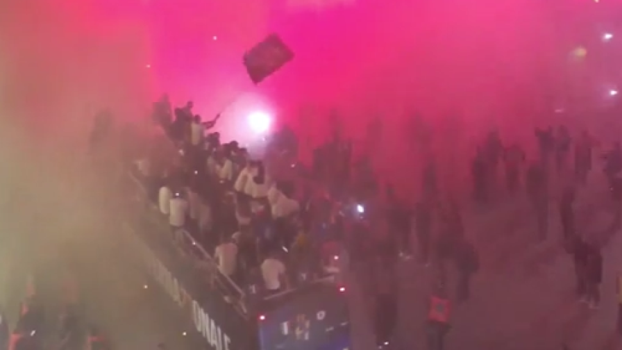 Inter, il bus con la squadra arriva in Duomo e scoppia la festa