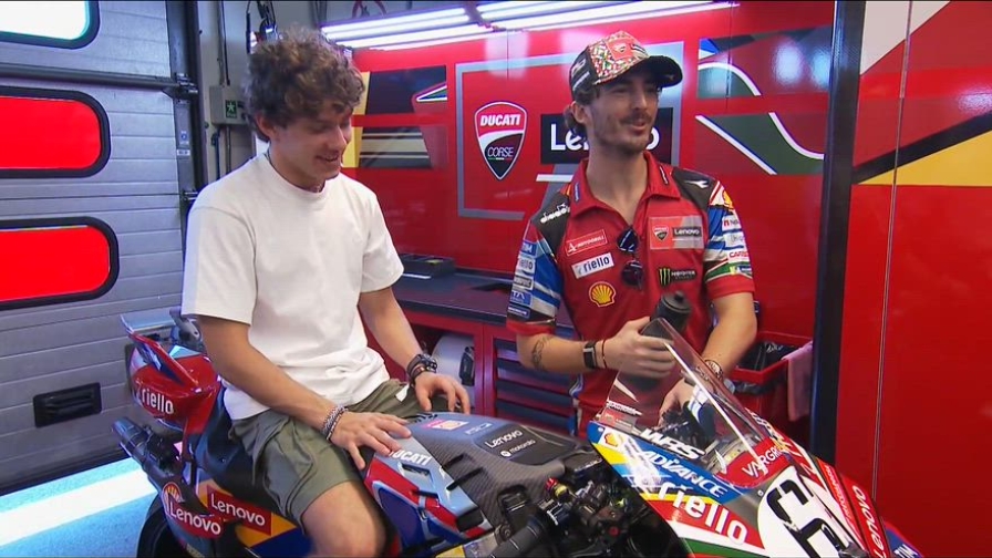 Antonelli a lezione da... Bagnaia: "Vuoi fare un giro?" e Kimi risponde così