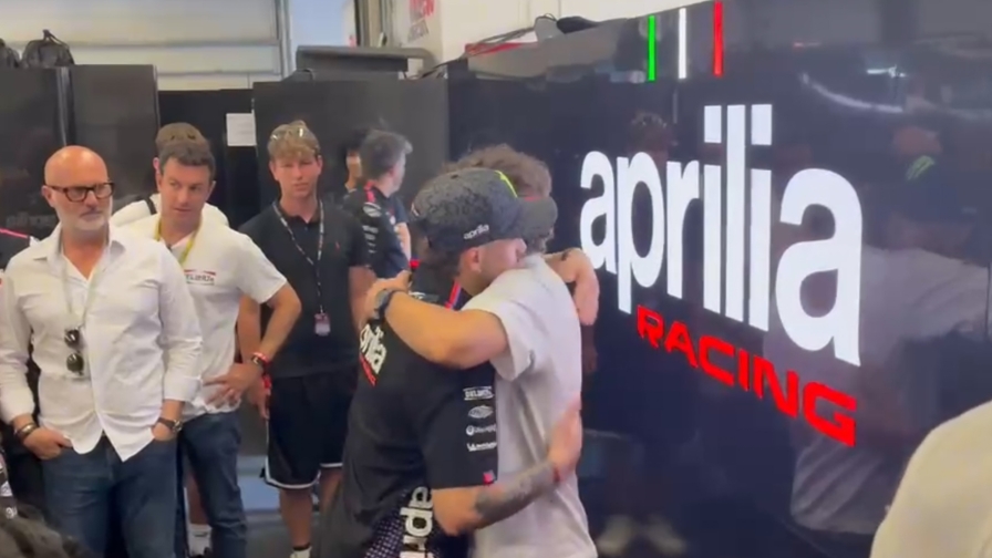 MotoGp, Gp Mugello: l’abbraccio tra Antonelli e Bezzecchi prima della gara