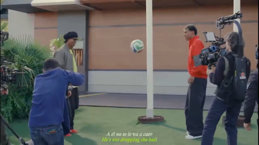 Yamal VS Ronaldinho: sfida di palleggi ma la palla non cade mai... Poi l'abbraccio