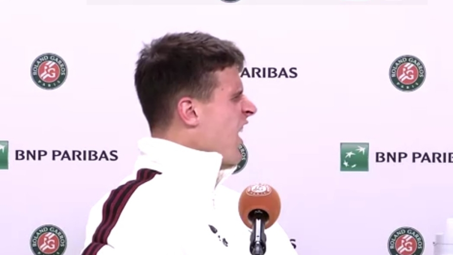 Il crampo di Jakub Mensik in conferenza stampa: l'episodio curioso dopo il match con Fonseca