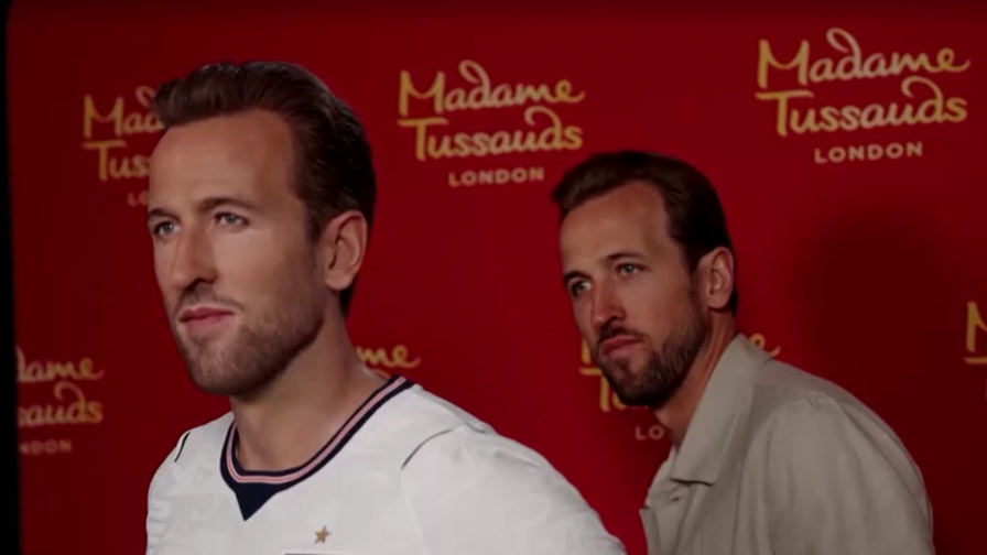 Kane in vista alla sua statua di cera: la reazione è da ridere