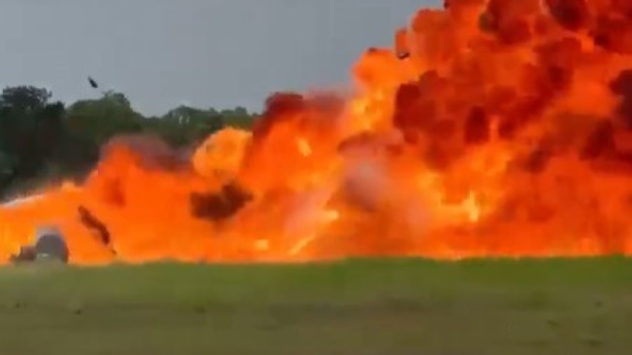 Atterraggio d’emergenza da incubo: aereo si schianta in pista e prende fuoco