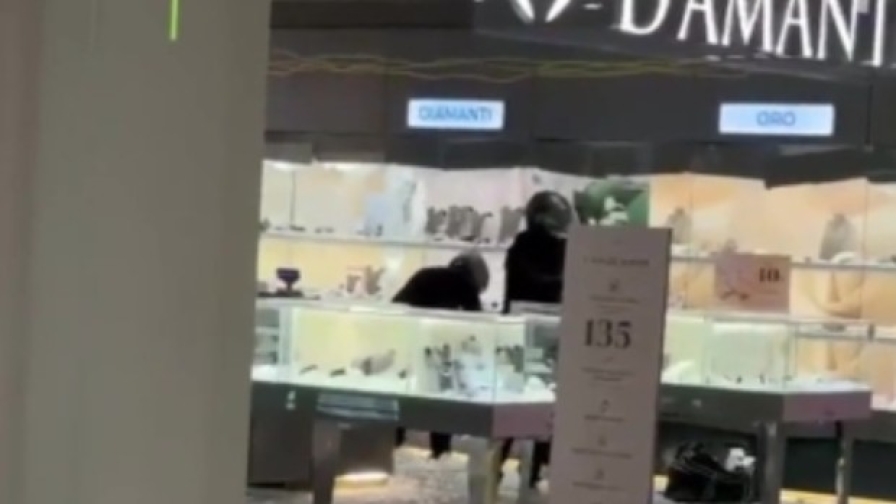 VIDEO Spari in aria, urla e fuga: la rapina a Novate Milanese è una scena da film