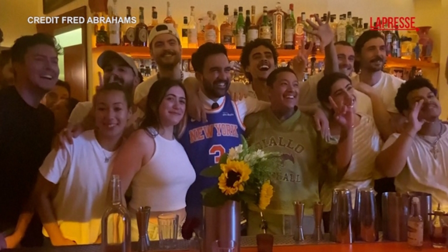 I Knicks tornano campioni e il sindaco Mamdami si scatena così con i tifosi al bar