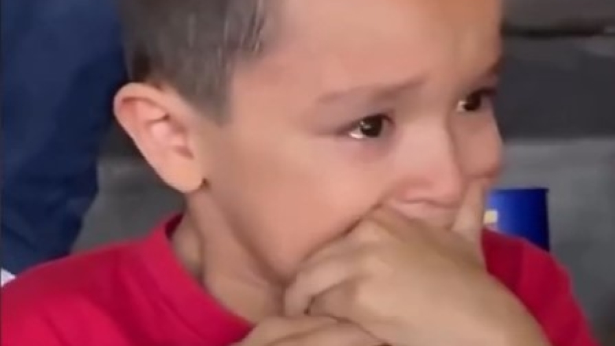 Mondiali, bimbo uzbeko in lacrime: il gesto dei tifosi della Colombia è da applausi