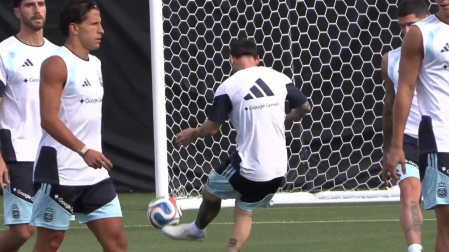 Messi colpisce la traversa con un colpo di pura classe in allenamento