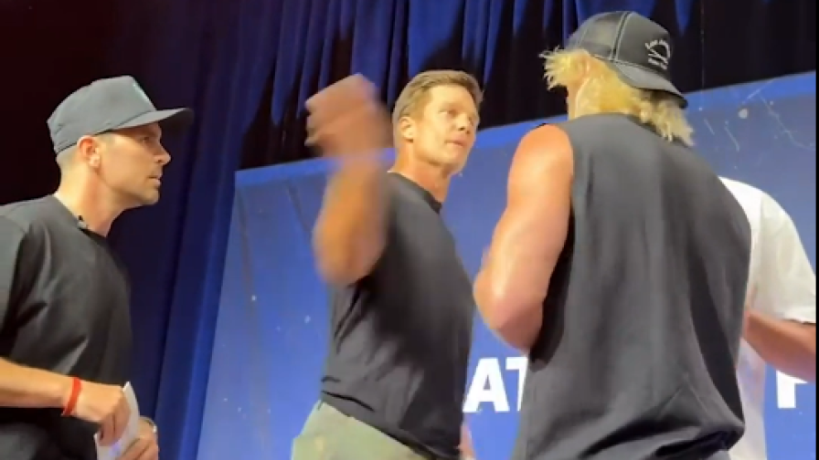 Tom Brady, schiaffone al wrestler Logan Paul: Karl-Anthony Towns li separa