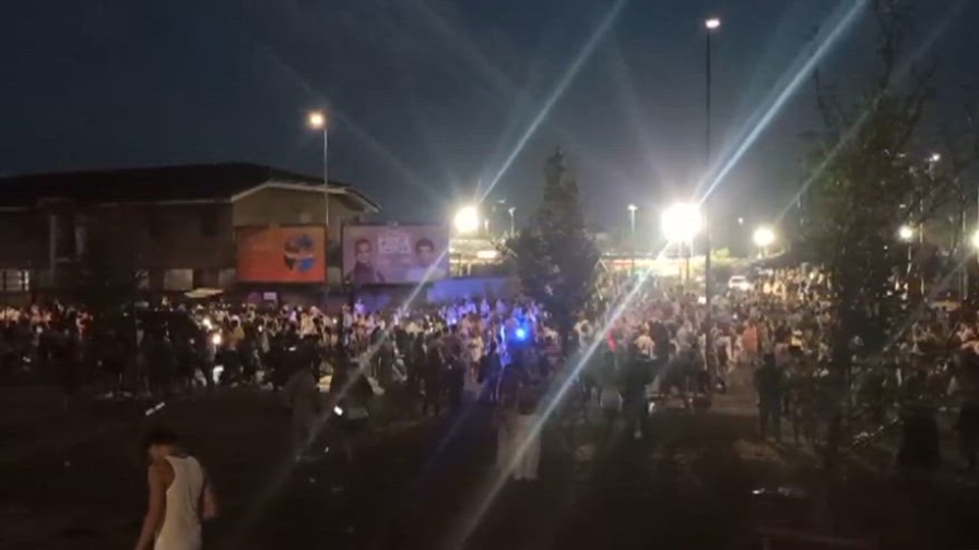 Bad Bunny a Milano, concerto interrotto dalla grandine: ci sono feriti