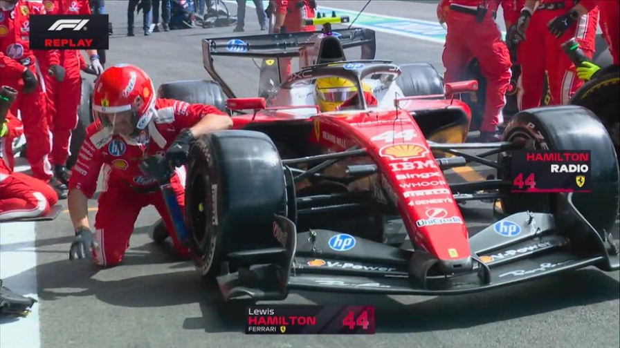 Hamilton colpisce un meccanico dopo il pit stop: paura nel box Ferrari