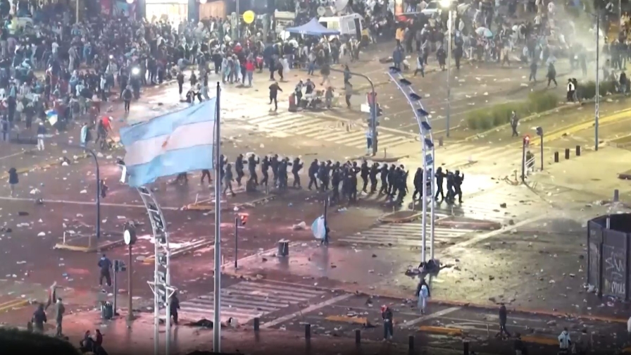 Lanci di bottiglie e pietre: violenti scontri a Buenos Aires tra tifosi e polizia