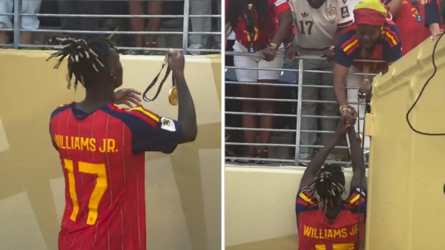 Il gesto commovente di Nico Williams: regala la medaglia alla madre in tribuna