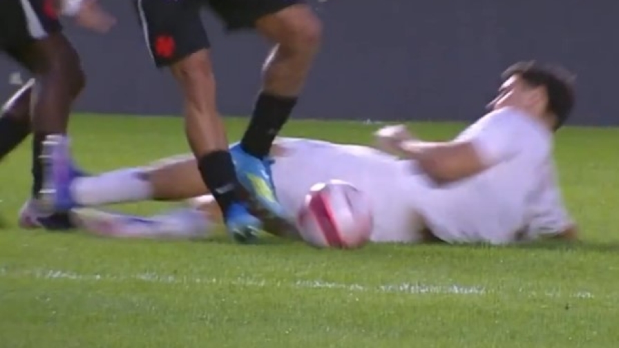 Tackle a gamba tesa su due avversari contemporaneamente: è il fallo più brutto di sempre?