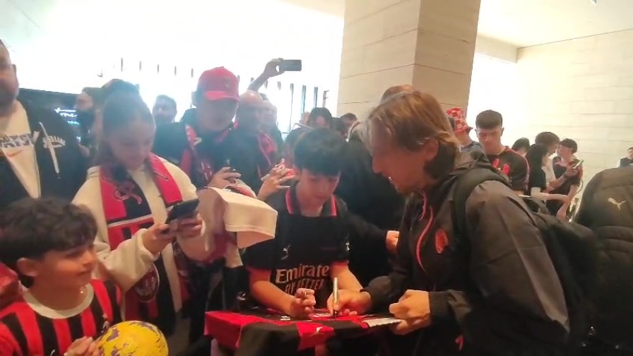 Modric, che accoglienza a Perth: centinaia di tifosi in hotel per lui