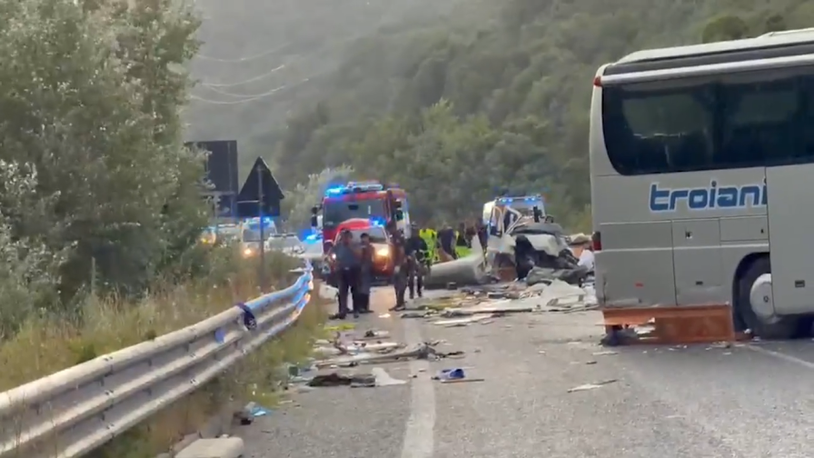Scontro camper-bus, 6 morti e 30 feriti: le immagini dalla Terni-Rieti