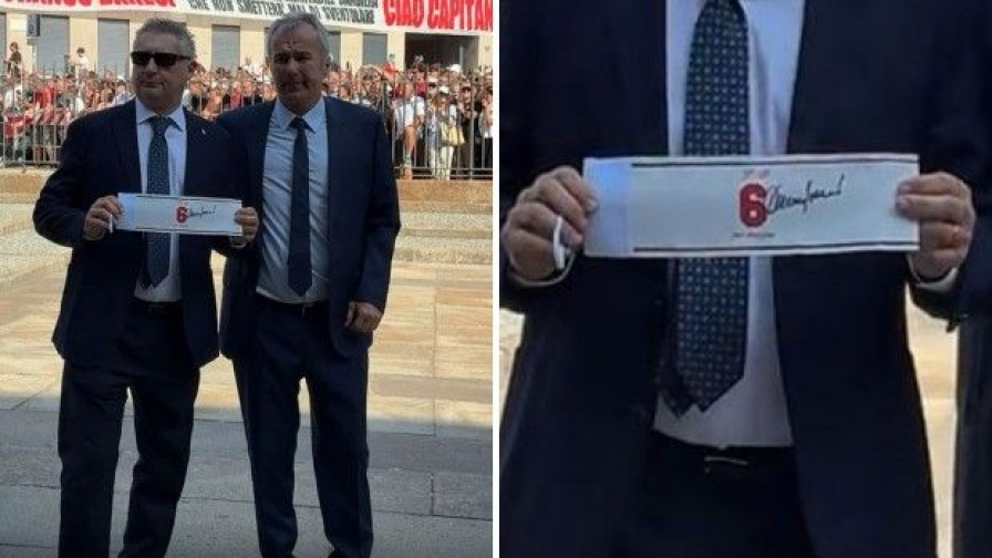 Funerali Baresi, Massaro e Savicevic mostrano la fascia firmata dal capitano