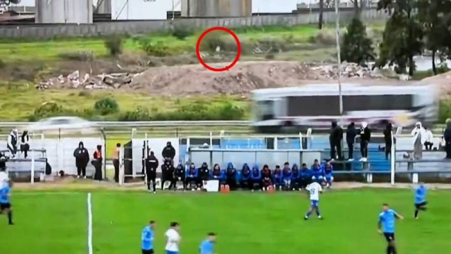 Assurdo in Uruguay: il pallone finisce in strada e provoca un incidente