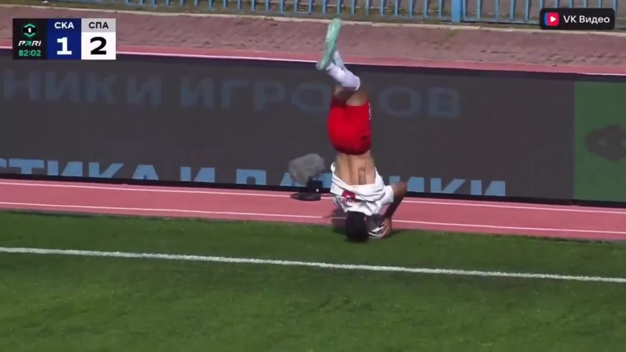 È l'assist più folle di sempre? Rimessa laterale acrobatica, poi...