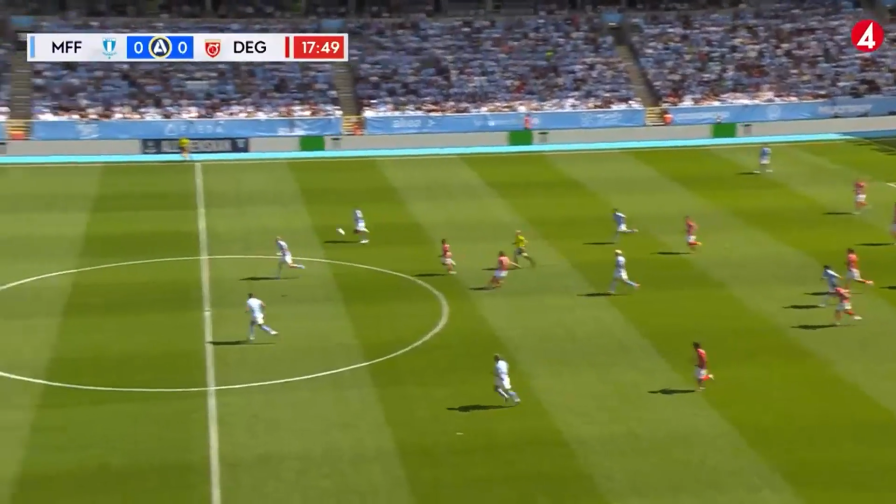 Tira e segna da dietro la metà campo: il gol è incredibile!