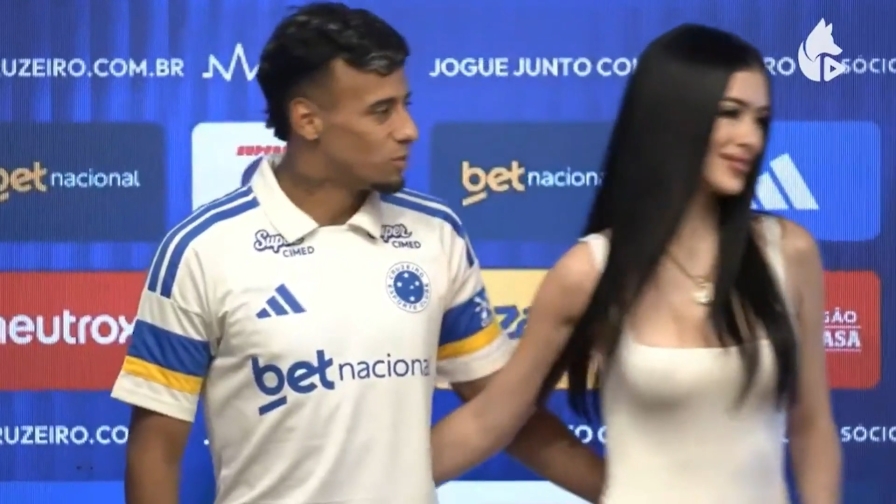 Lucho Rodriguez, momento imbarazzante con la fidanzata durante la presentazione