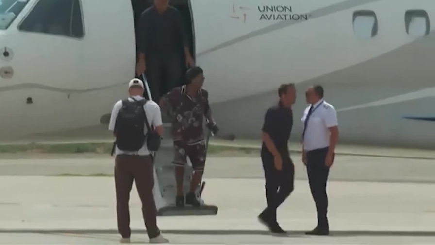Ronaldinho atterra a Forlì! Scende dall'aereo e firma autografi agli agenti aeroportuali