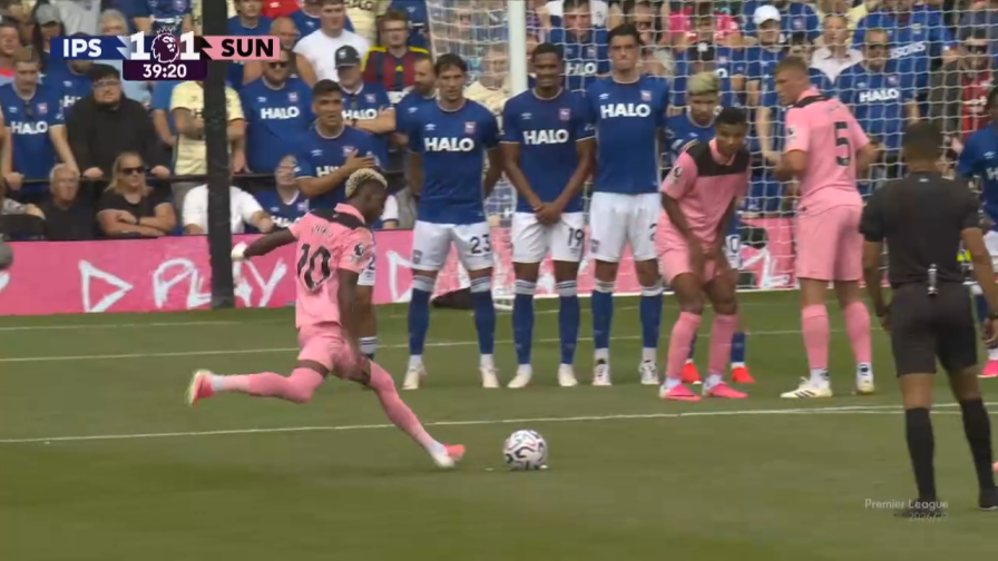 Angulo, gran gol su punizione: Ipswich-Sunderland 2-1, highlights