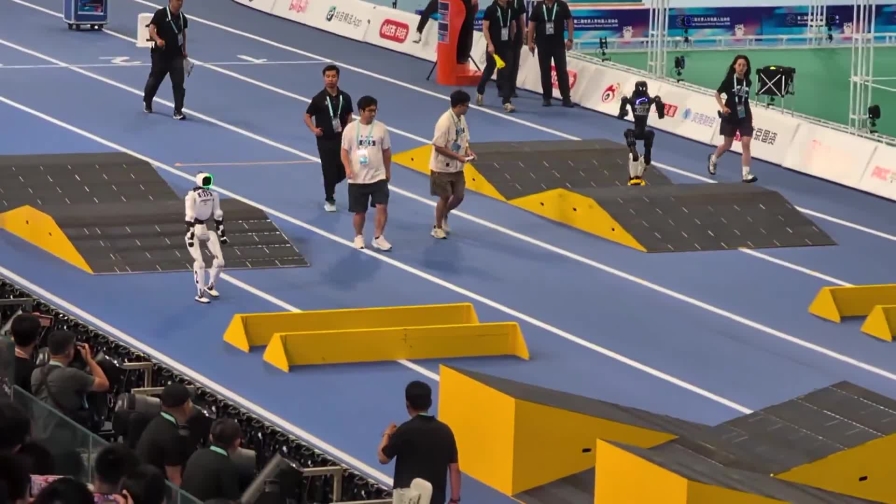 Rimonta folle! La finale dei 100 metri ostacoli dei robot umanoidi è tutta da vedere