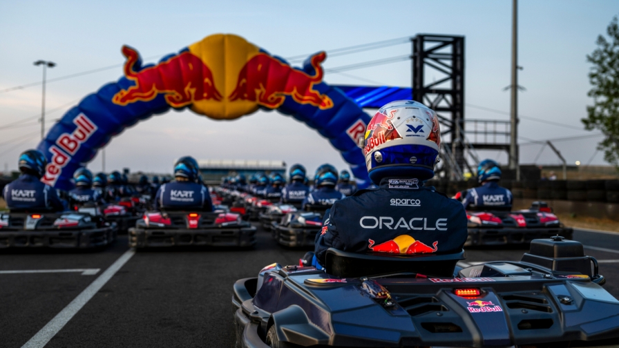 Verstappen contro 100 piloti in go kart! Chi vincerà?