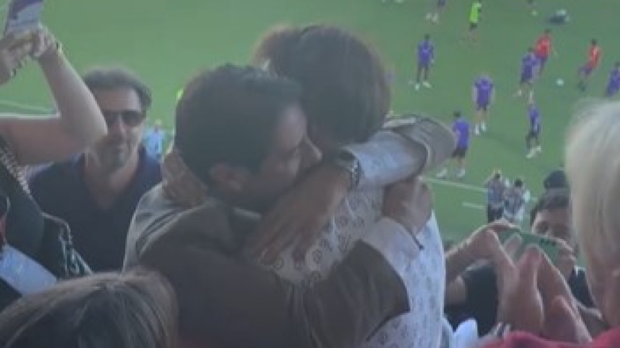 VIDEO Fiorentina-Frosinone, Rui Costa e Batistuta si ritrovano allo stadio: l'abbraccio è commovente