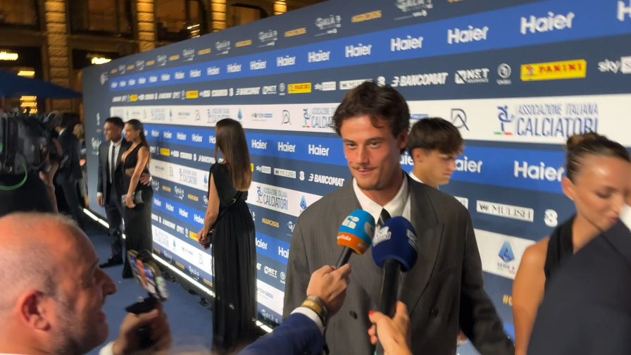 Svilar, la battuta su Dybala e Malen fa ridere tutti: “Palla a loro, ma…”