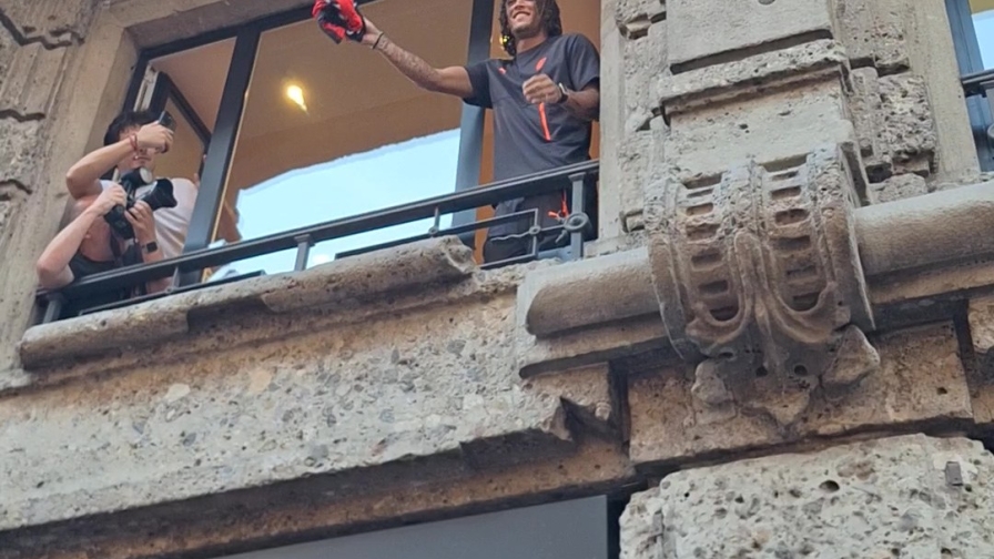 Milan, Moreira incontra i tifosi e regala la sua maglia firmata