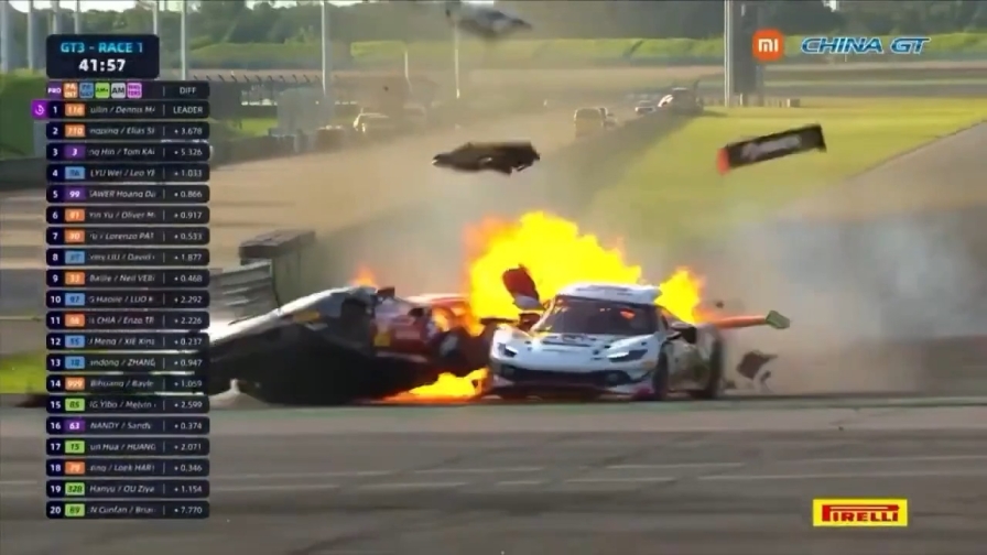 China GT, la Ferrari di Millroy prende fuoco: Hartog gli salva la vita