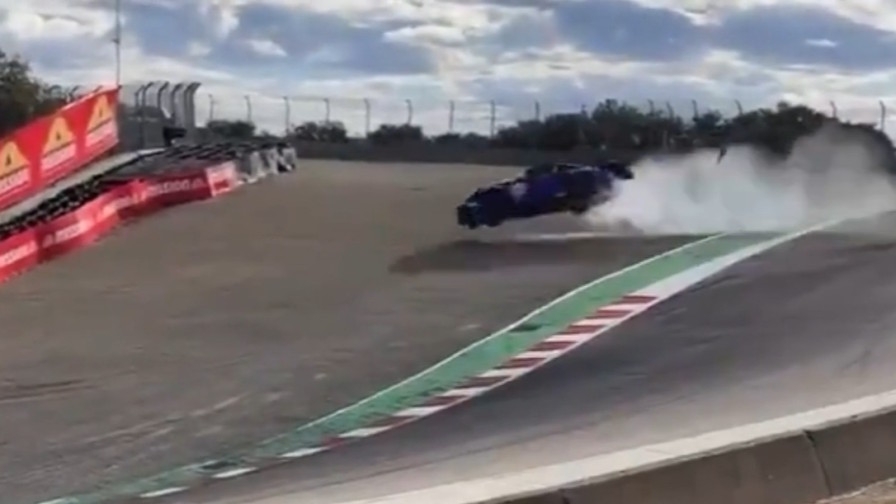 Porsche prende il volo e si schianta nel bosco: incidente shock a Laguna Seca