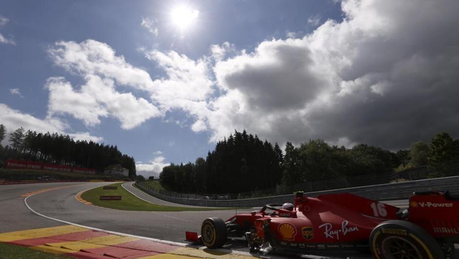 La Ferrari di Charles Leclerc nella terza sessione di prova a Spa-Francorchamps. Lapresse