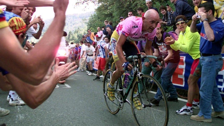 Marco Pantani sulla salita piemontese del Santuario di Oropa. Ap