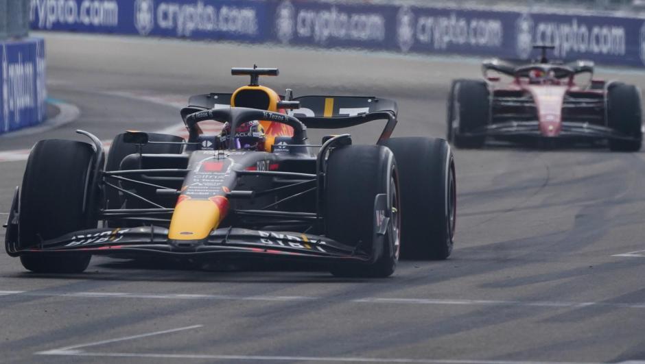 Max Verstappen davanti a Leclerc a Miami
