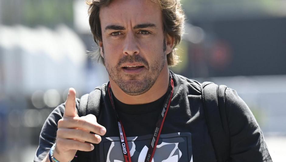 epa10095500 Alpine driver Fernando Alonso of Spain arrives at the Hungaroring circuit in Mogyorod, Hungary, 28 July 2022, three days ahead of the Formula One Hungarian Grand Prix.  EPA/Zoltan Balogh HUNGARY OUT