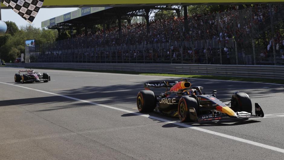 Max Verstappen taglia il traguardo di Monza e vince il GP d'Italia. AP